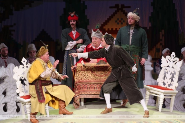 Легендарной "Несцеркой" открыли юбилейный 100-й сезон артисты Коласовского театра