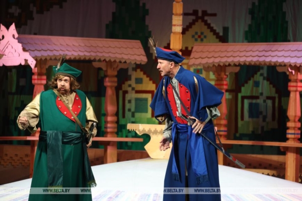 Легендарной "Несцеркой" открыли юбилейный 100-й сезон артисты Коласовского театра