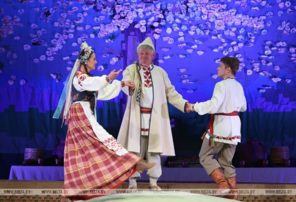 Легендарной "Несцеркой" открыли юбилейный 100-й сезон артисты Коласовского театра