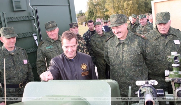 "Наконец, как и должно быть, мы вместе". Как проходили первые белорусско-российские учения "Запад" 