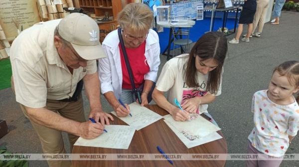 Добрые книги, кофе из желудей, автографы звезд. Чем запомнился День письменности в Лиде