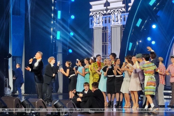 Новое прочтение любимых песен и легендарные "Белые росы". Гродно принимает гала-концерт "Кинотеатр "Александрия" 