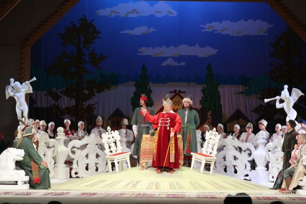 Легендарной "Несцеркой" открыли юбилейный 100-й сезон артисты Коласовского театра