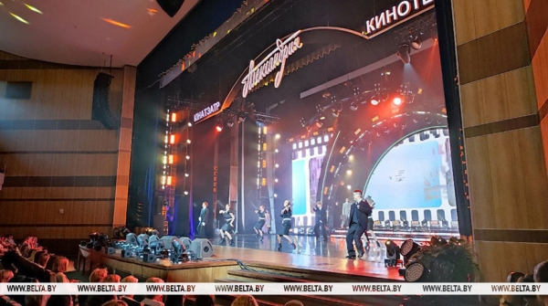 Новое прочтение любимых песен и легендарные "Белые росы". Гродно принимает гала-концерт "Кинотеатр "Александрия" 