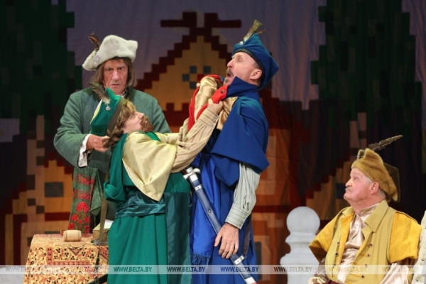 Легендарной "Несцеркой" открыли юбилейный 100-й сезон артисты Коласовского театра