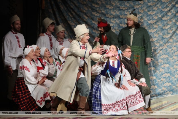 Легендарной "Несцеркой" открыли юбилейный 100-й сезон артисты Коласовского театра