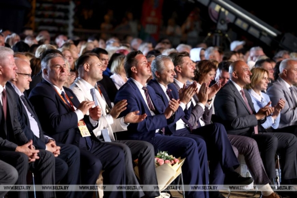 Добрые книги, кофе из желудей, автографы звезд. Чем запомнился День письменности в Лиде