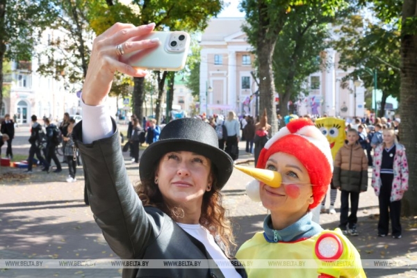 Ярко, позитивно и с задором. В Могилеве дали старт международному фестивалю "Анимаевка-2025" 