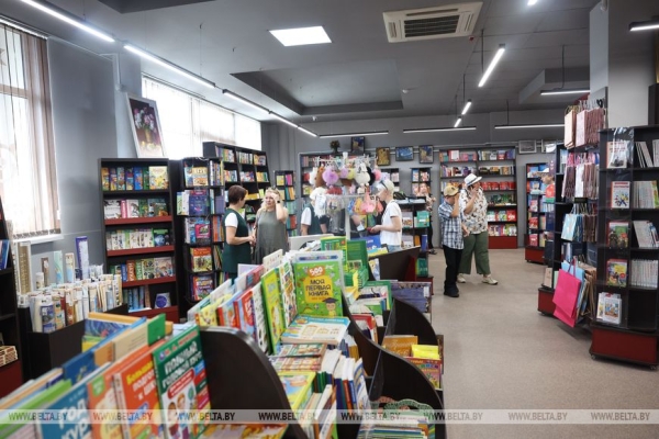 Добрые книги, кофе из желудей, автографы звезд. Чем запомнился День письменности в Лиде