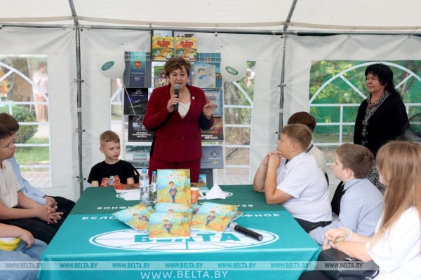 Добрые книги, кофе из желудей, автографы звезд. Чем запомнился День письменности в Лиде