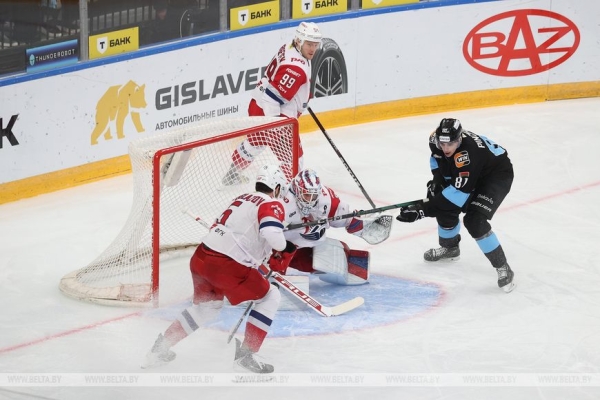 Хоккеисты "Динамо" обыграли "Локомотив" и продлили серию побед на родном льду