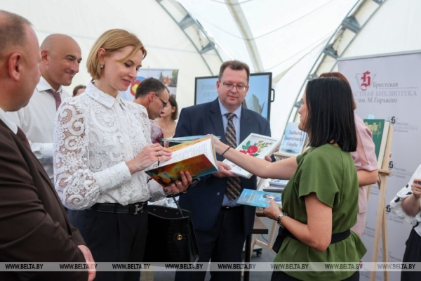Добрые книги, кофе из желудей, автографы звезд. Чем запомнился День письменности в Лиде