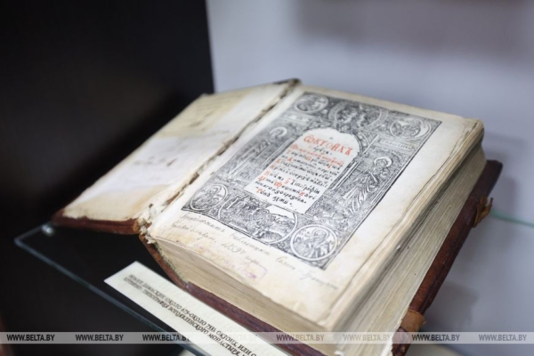 Добрые книги, кофе из желудей, автографы звезд. Чем запомнился День письменности в Лиде