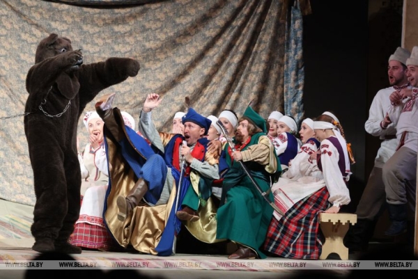 Легендарной "Несцеркой" открыли юбилейный 100-й сезон артисты Коласовского театра