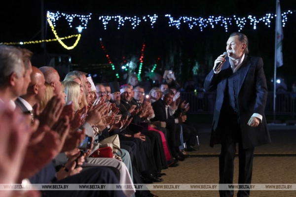 Добрые книги, кофе из желудей, автографы звезд. Чем запомнился День письменности в Лиде