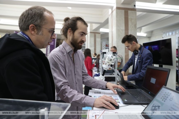 Дроны и цифровые двойники: выставка в области ИИ и робототехники проходит в Минске