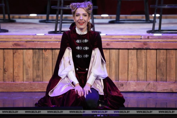 Комедию "Любовь в стиле барокко" представили в рамках гастролей актеры из Брянска на сцене Музыкального театра Комедию "Любовь в стиле барокко" представили в рамках гастролей актеры из Брянска на сцене Музыкального театра