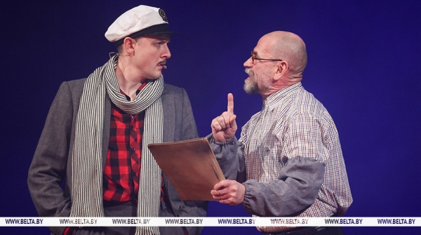 "Грустная сатира". Премьеру спектакля "12 стульев" представил Драматический театр имени М.Горького 