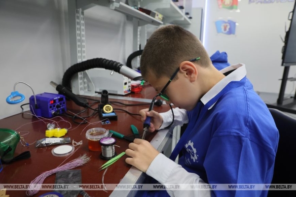 "Добрый день, Кулибины!" Лукашенко пообщался с юными техниками и изобретателями, оценил их разработки