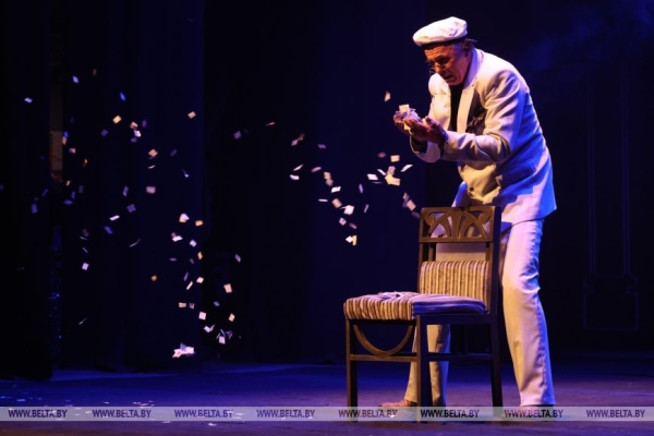 "Грустная сатира". Премьеру спектакля "12 стульев" представил Драматический театр имени М.Горького 