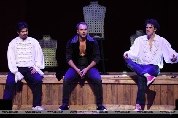 Комедию "Любовь в стиле барокко" представили в рамках гастролей актеры из Брянска на сцене Музыкального театра Комедию "Любовь в стиле барокко" представили в рамках гастролей актеры из Брянска на сцене Музыкального театра