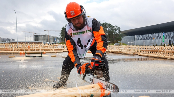 На выставке "Лесдревтех" состоялись соревнования лесорубов