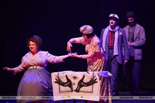 "Грустная сатира". Премьеру спектакля "12 стульев" представил Драматический театр имени М.Горького 