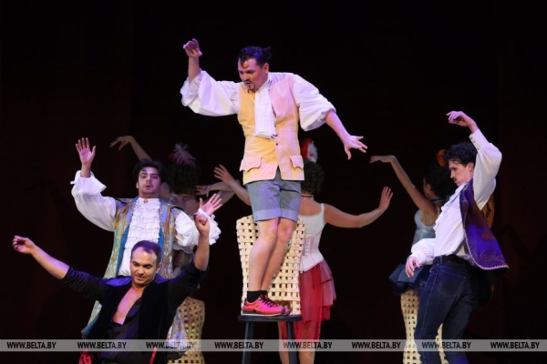 Комедию "Любовь в стиле барокко" представили в рамках гастролей актеры из Брянска на сцене Музыкального театра Комедию "Любовь в стиле барокко" представили в рамках гастролей актеры из Брянска на сцене Музыкального театра