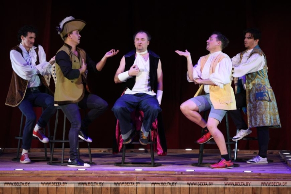 Комедию "Любовь в стиле барокко" представили в рамках гастролей актеры из Брянска на сцене Музыкального театра Комедию "Любовь в стиле барокко" представили в рамках гастролей актеры из Брянска на сцене Музыкального театра