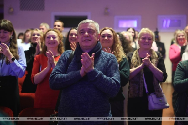 "Грустная сатира". Премьеру спектакля "12 стульев" представил Драматический театр имени М.Горького 