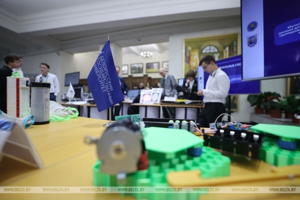 Дроны и цифровые двойники: выставка в области ИИ и робототехники проходит в Минске