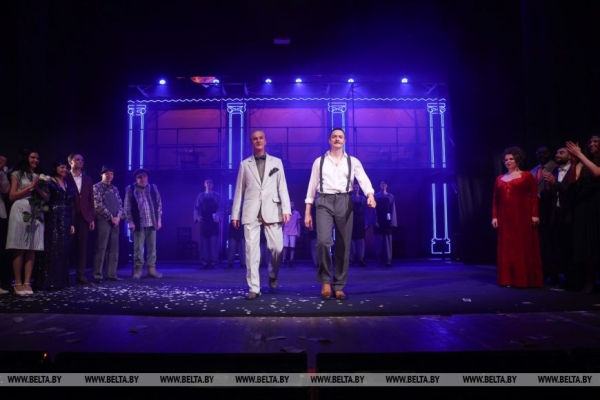 "Грустная сатира". Премьеру спектакля "12 стульев" представил Драматический театр имени М.Горького 