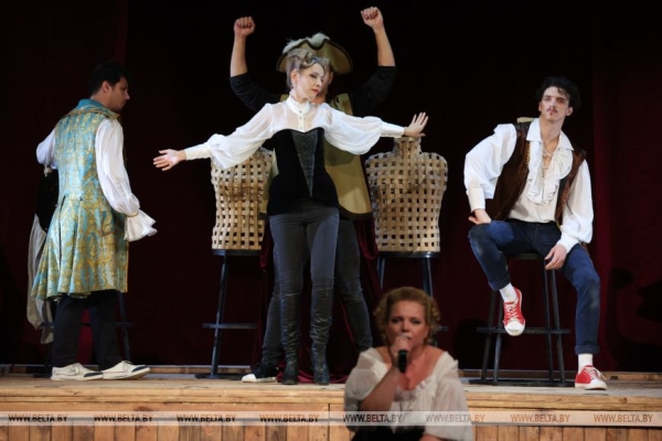 Комедию "Любовь в стиле барокко" представили в рамках гастролей актеры из Брянска на сцене Музыкального театра Комедию "Любовь в стиле барокко" представили в рамках гастролей актеры из Брянска на сцене Музыкального театра