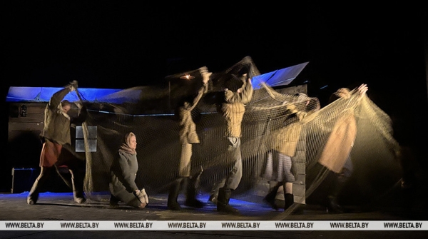 Спектакль о трудовом подвиге в годы ВОВ представил Томский театр драмы на сцене Купаловского 