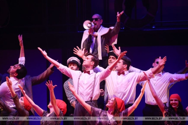 "Грустная сатира". Премьеру спектакля "12 стульев" представил Драматический театр имени М.Горького 