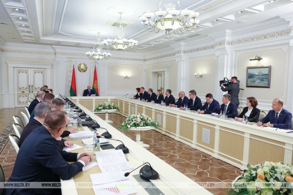 Лукашенко спросил чиновников, как выстроена система питания в школах
Лукашенко спросил чиновников, как выстроена система питания в школах