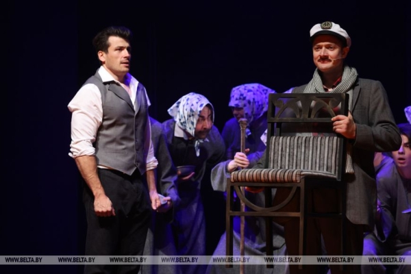 "Грустная сатира". Премьеру спектакля "12 стульев" представил Драматический театр имени М.Горького 