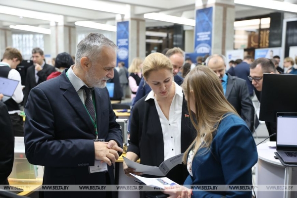 Дроны и цифровые двойники: выставка в области ИИ и робототехники проходит в Минске