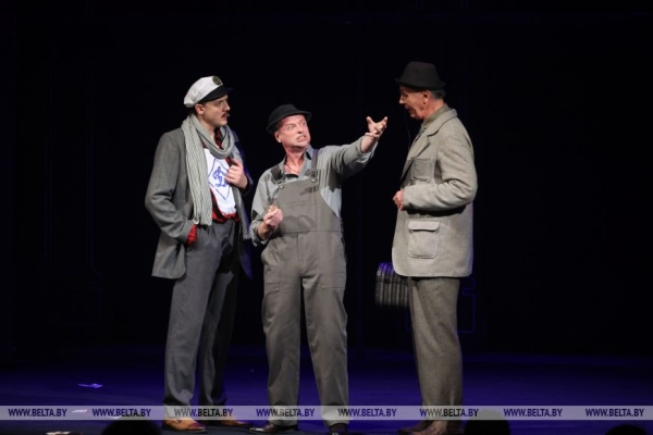 "Грустная сатира". Премьеру спектакля "12 стульев" представил Драматический театр имени М.Горького 