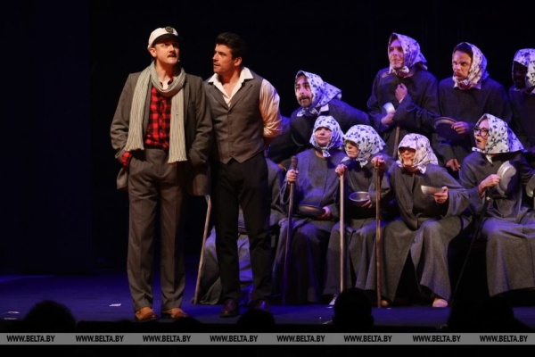 "Грустная сатира". Премьеру спектакля "12 стульев" представил Драматический театр имени М.Горького 