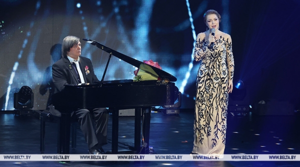 "Здесь нет пафоса, перьев и страз, а все родное и душевное". Артисты о фестивале "Золотой шлягер" 