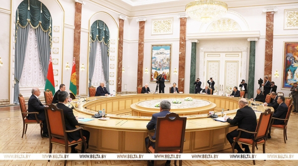 Лукашенко: Беларусь видит в СНГ и ЕАЭС серьезных участников создания справедливого многополярного мироустройства Лукашенко: Беларусь видит в СНГ и ЕАЭС серьезных участников создания справедливого многополярного мироустройства