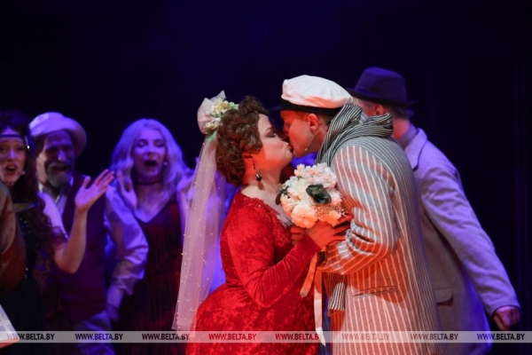 "Грустная сатира". Премьеру спектакля "12 стульев" представил Драматический театр имени М.Горького 