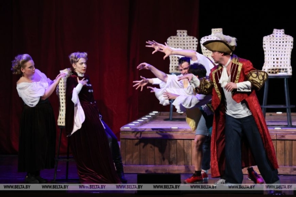 Комедию "Любовь в стиле барокко" представили в рамках гастролей актеры из Брянска на сцене Музыкального театра Комедию "Любовь в стиле барокко" представили в рамках гастролей актеры из Брянска на сцене Музыкального театра