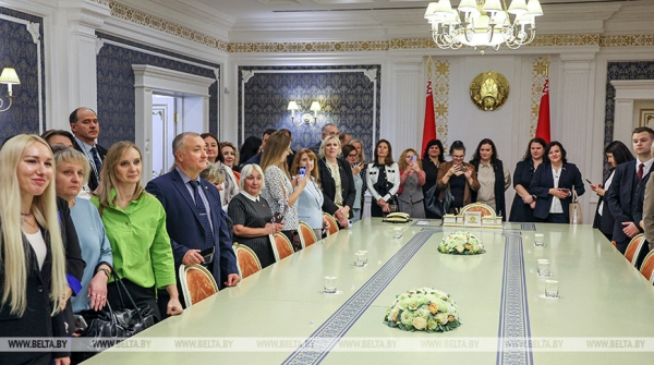 Сила, мощь, монументальность. Представители партии "Белая Русь" побывали во Дворце Независимости