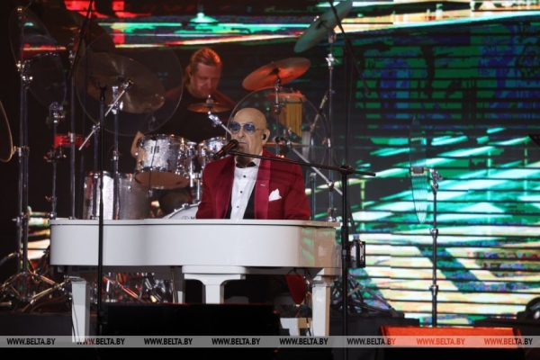 Шуфутинский о "Душевном фестивале": огромное счастье - быть здесь вместе с вами Шуфутинский о "Душевном фестивале": огромное счастье - быть здесь вместе с вами