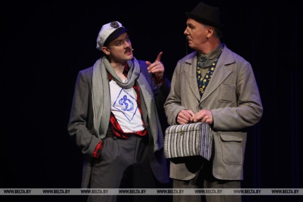 "Грустная сатира". Премьеру спектакля "12 стульев" представил Драматический театр имени М.Горького 