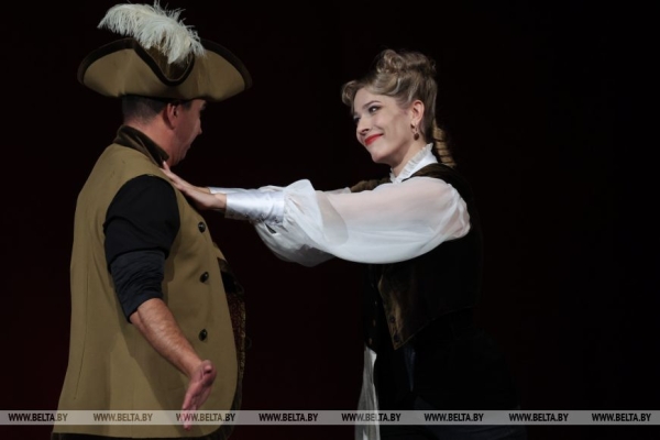 Комедию "Любовь в стиле барокко" представили в рамках гастролей актеры из Брянска на сцене Музыкального театра Комедию "Любовь в стиле барокко" представили в рамках гастролей актеры из Брянска на сцене Музыкального театра