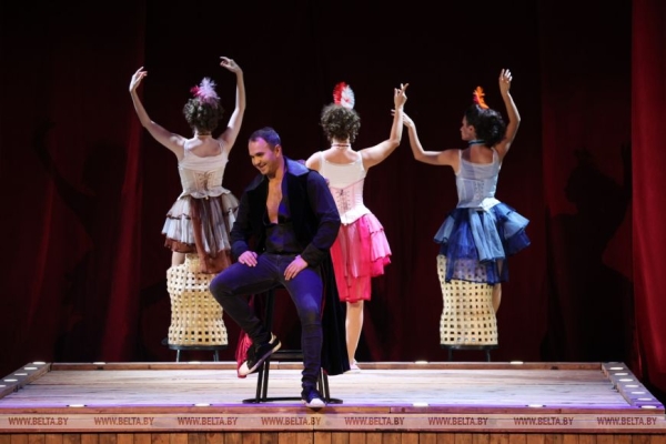 Комедию "Любовь в стиле барокко" представили в рамках гастролей актеры из Брянска на сцене Музыкального театра Комедию "Любовь в стиле барокко" представили в рамках гастролей актеры из Брянска на сцене Музыкального театра