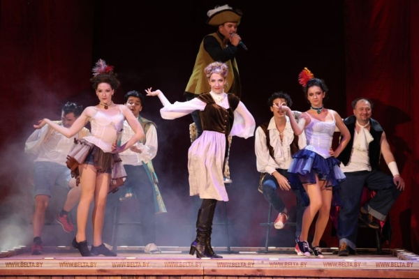 Комедию "Любовь в стиле барокко" представили в рамках гастролей актеры из Брянска на сцене Музыкального театра Комедию "Любовь в стиле барокко" представили в рамках гастролей актеры из Брянска на сцене Музыкального театра